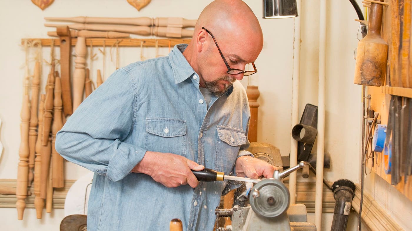 how a wood lathe works